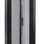 APC NetShelter SX, 45HE, 600 mm breit und 1070 mm tief, Gehäuse mit schwarzen Seitenteilen (AR3105)