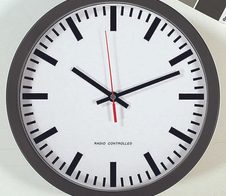 PEWETA Funkwanduhr Bahnhof Ø 30 cm schwarz