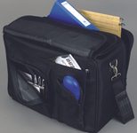 LIGHTPAK Umhängetasche THE FLIGHT schwarz bis 43,2 cm (17 Zoll)