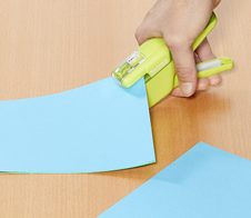 KOKUYO Klammerloses Heftgerät grün